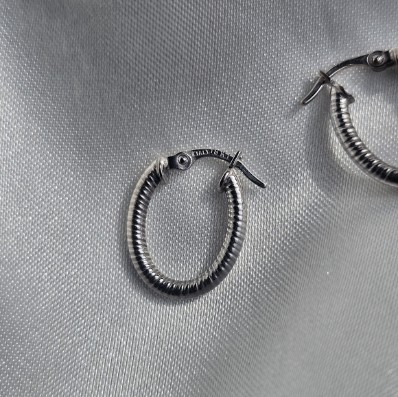 Small Ribbed 18kt White Gold Hoops - Picture 3 of 4